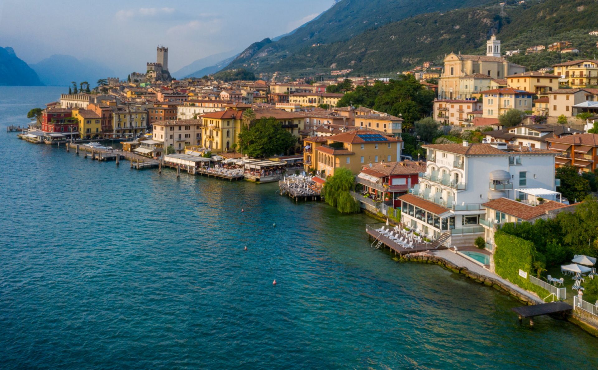 Hotel Vega a Malcesine, foto scattata dal lago di Garda