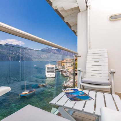 Hotel Vega foto di un balcone vista lago di Garda