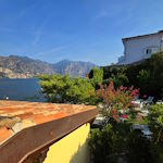 Foto del lago con Hotel Vega